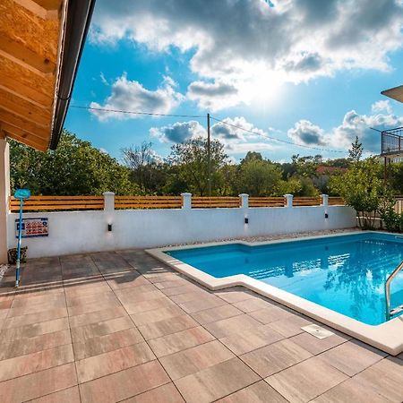 Gustirna Central Dalmatian Pool&Grill House מראה חיצוני תמונה