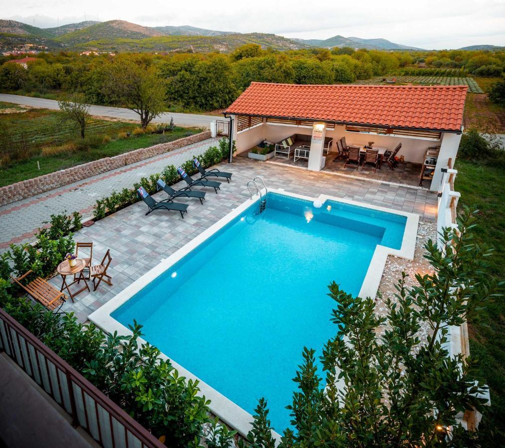 Gustirna Central Dalmatian Pool&Grill House מראה חיצוני תמונה