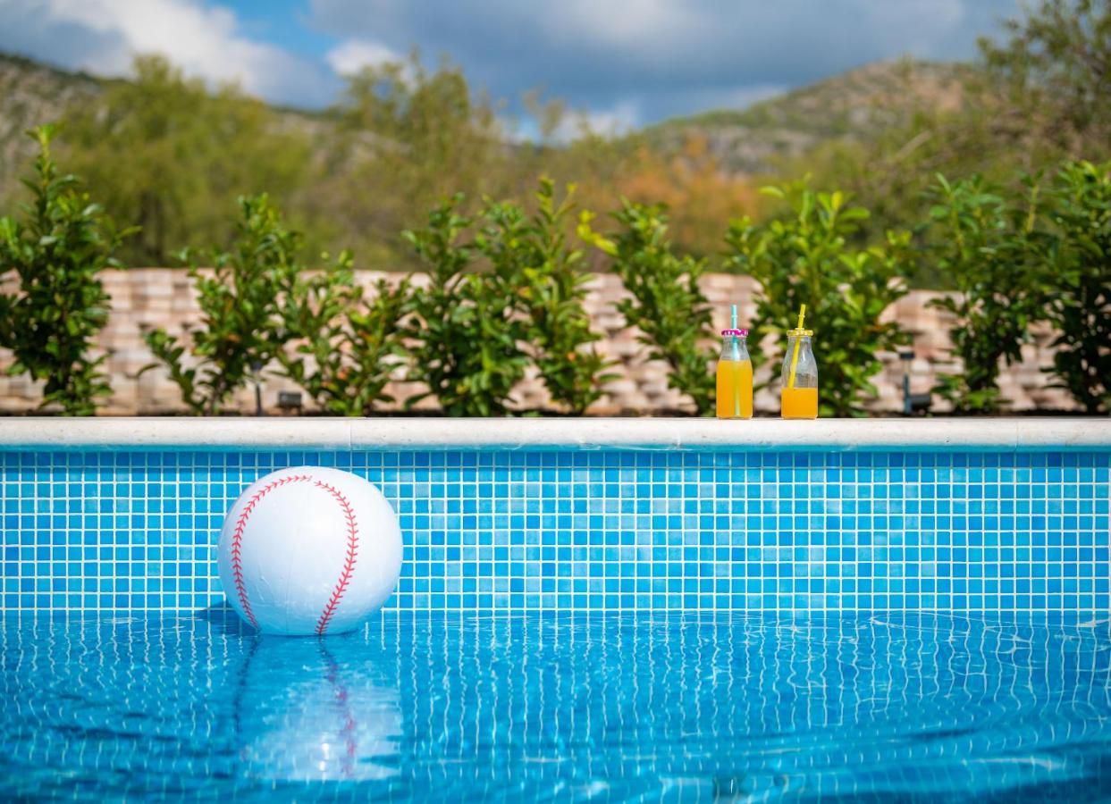 Gustirna Central Dalmatian Pool&Grill House מראה חיצוני תמונה