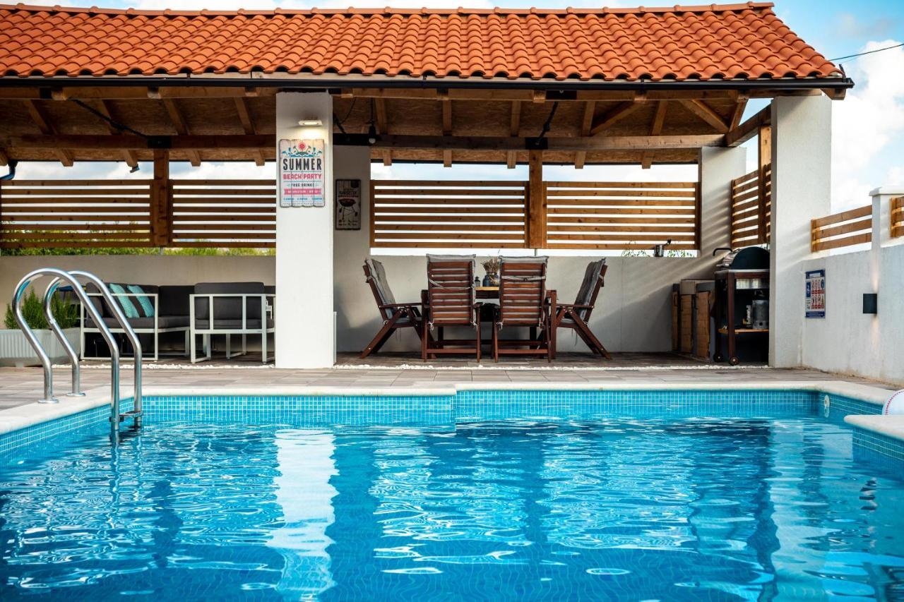 Gustirna Central Dalmatian Pool&Grill House מראה חיצוני תמונה