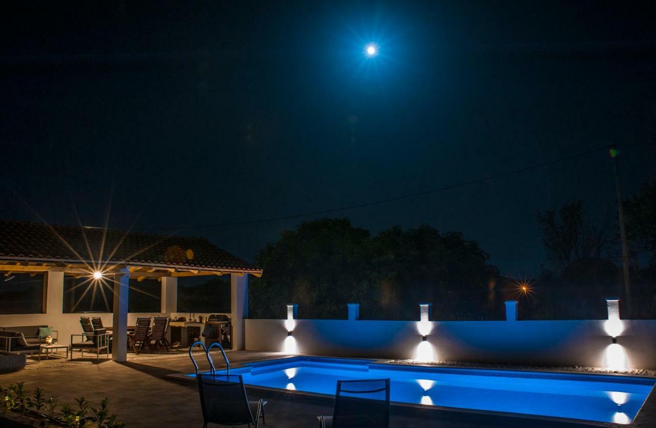 Gustirna Central Dalmatian Pool&Grill House מראה חיצוני תמונה