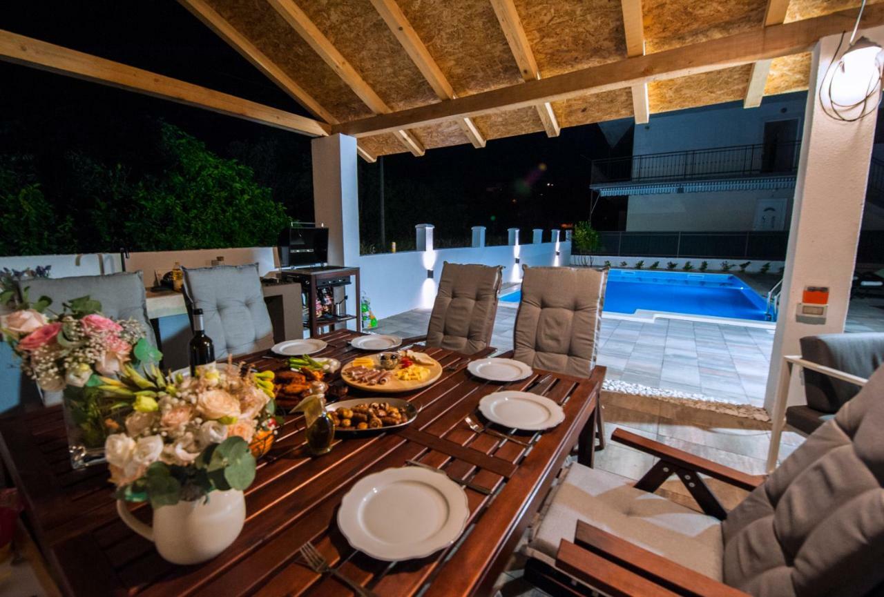 Gustirna Central Dalmatian Pool&Grill House מראה חיצוני תמונה