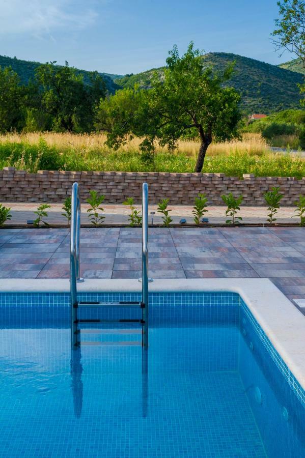 Gustirna Central Dalmatian Pool&Grill House מראה חיצוני תמונה